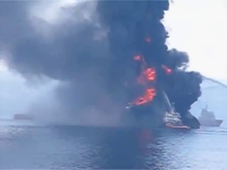 Golfo del Messico - Esplode piattaforma petrolifera al largo della Louisiana