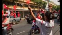 Thailandia - Le camicie rosse sfilano per le vie di Bangkok