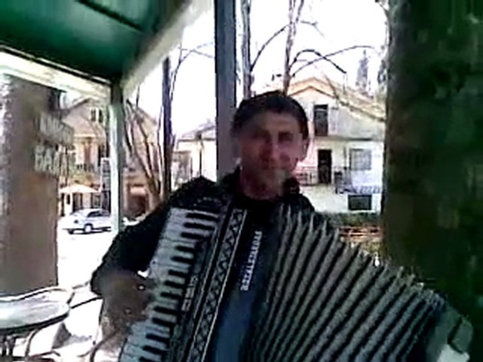 Pink Floyd and Black Sabbath the Balkan way - accordeonist