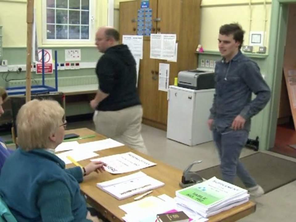 Irish vote in poll dominated by economic woes