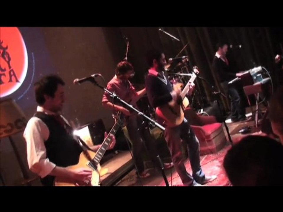 "Why do you smile?" par les Lovely Rita