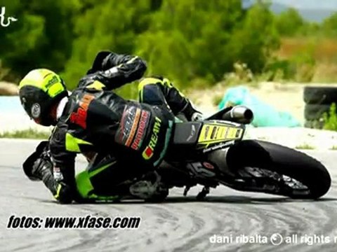 supermotard-couche-dans-virages