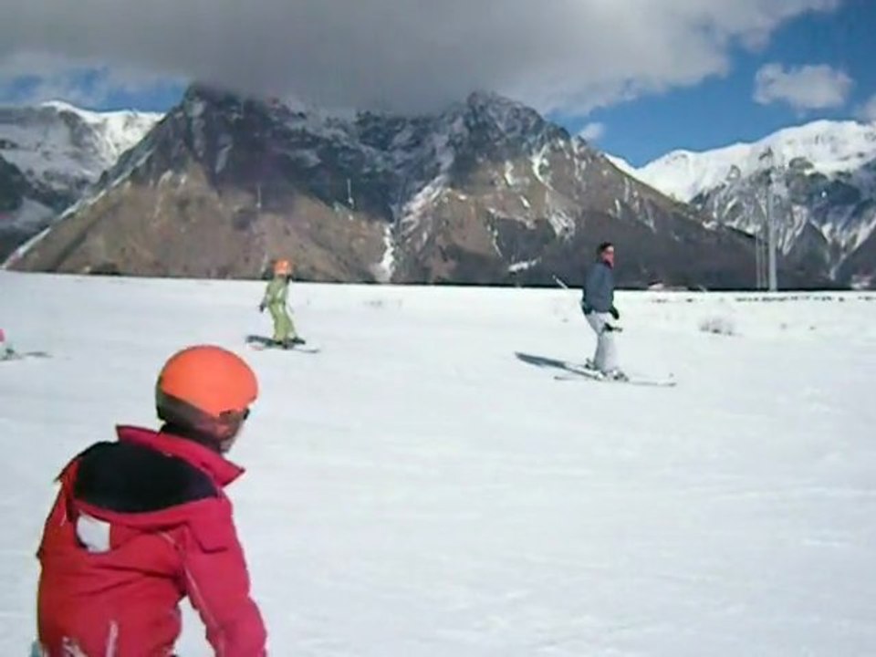 Romane Descente ski d'une piste bleu entière