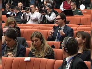 Sarkozy propone buscar otras vías diferentes a la...