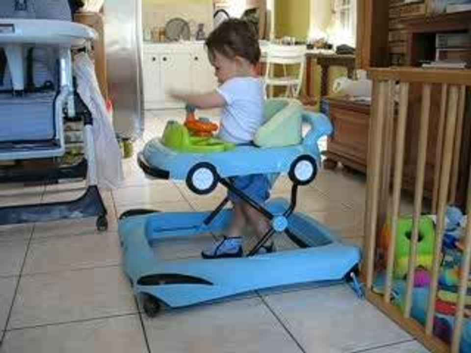 Nael dans son trotteur