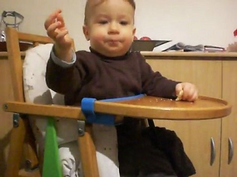 Je mange tout seul mon biscuit sous surveillance qd même!!