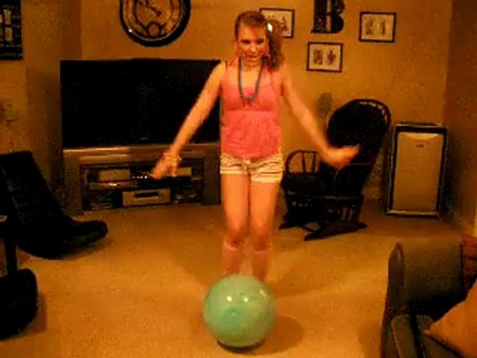 une blonde saute sur un ballon et....