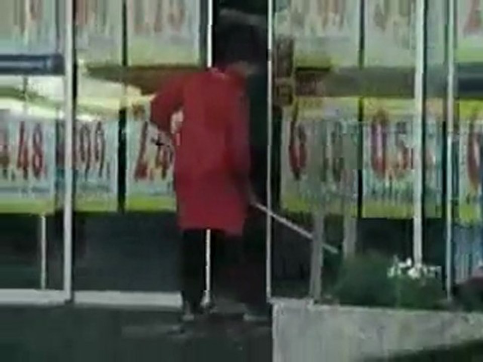 une femme nettoie une porte automatique