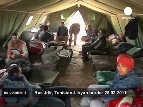 Des tunisiens aident les réfugiés libyens - no comment