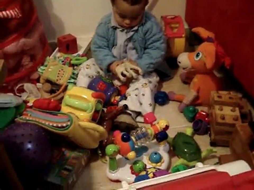 Anaël joue 4 (18 mois)