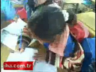 Ders yaparken türkü söyleyen minik kız