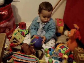 Anaël joue 5 (18 mois)