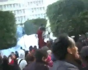 رشق المتظاهرين من فوق الداخلية