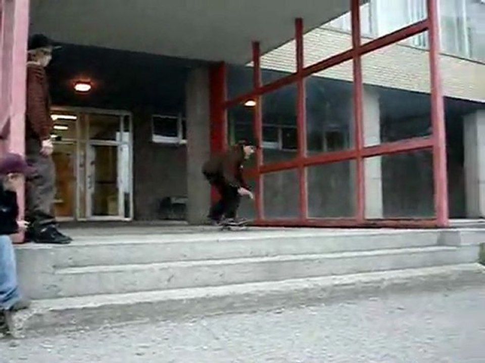 Jean-Miks skateboarding video