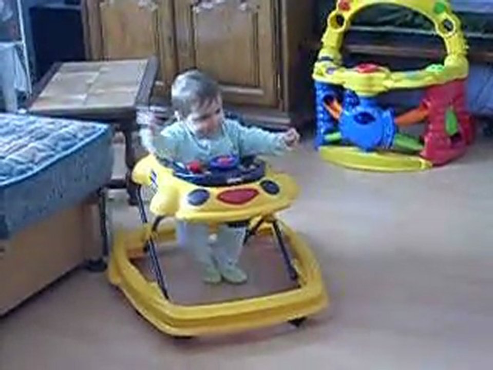 Tom 8 mois   qui tourne dans son trotteur mdr