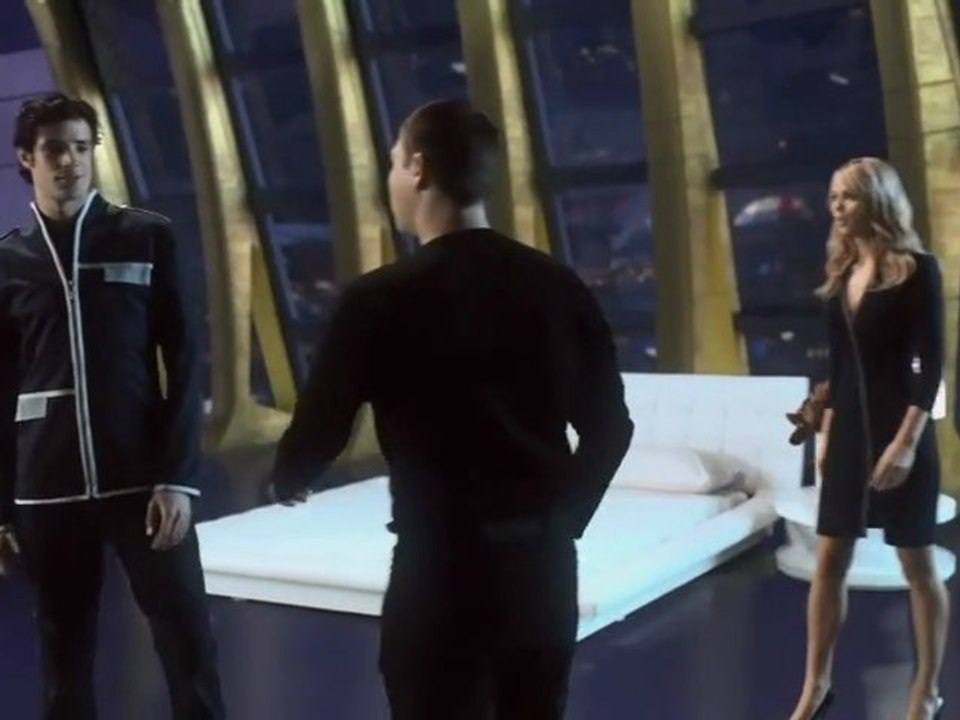 V(2009) Extrait 2x08 "Uneasy Lies the Head" #5