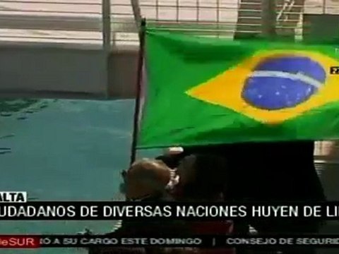 Llegan a Malta evacuados de Libia