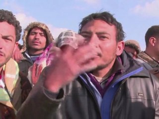 Miles de egipcios huyen de Libia en un éxodo masivo