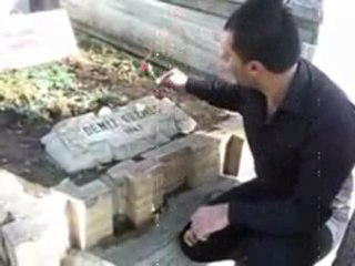 Cihan Çelik (Şark Kışla) Deniz Gezmişin Mezarı Başında
