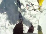 Sciatore rotola giù dalla montagna