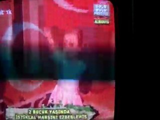 İstiklal Marşımızı Okuyan Küçük Kız