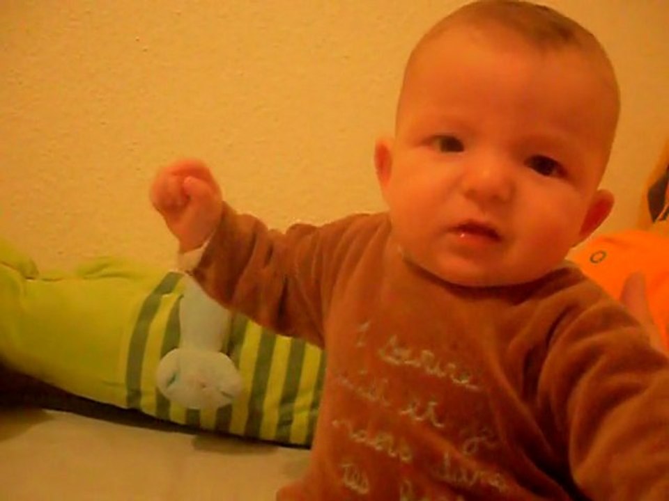 Elio commence à tenir assis