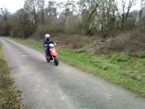 un pote test mon scoot mais pas tres vite ^^