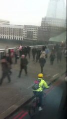 På väg till jobbet över London Bridge