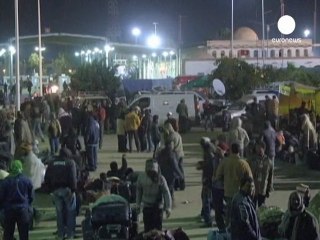 Libya-Tunus sınırında onbinlerce mülteci birikti