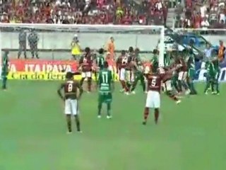 Perla su punizione di Ronaldinho e lo stadio impazzisce