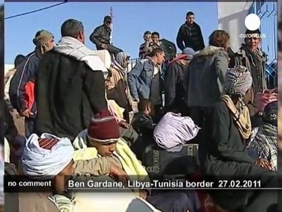 Foule de réfugiés en colère à la... - no comment