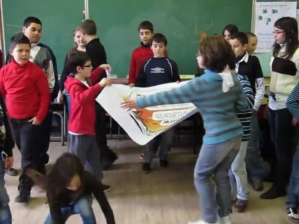 Les enfants se dispersent après les photos sur Mobulot