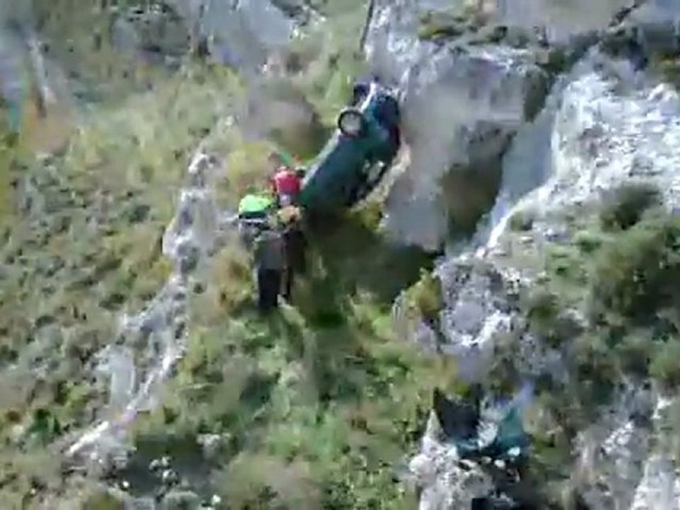 incidente. auto nella gravina