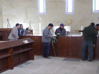 Après l'installation des premiers bancs, voici les stalles!