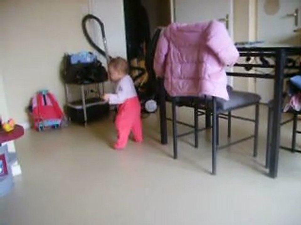 Ma louloute qui marche toute seule depuis 1 semaine