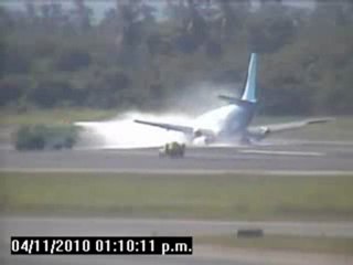 İniş takımı açılmayınca burun üstü sürüklendi...