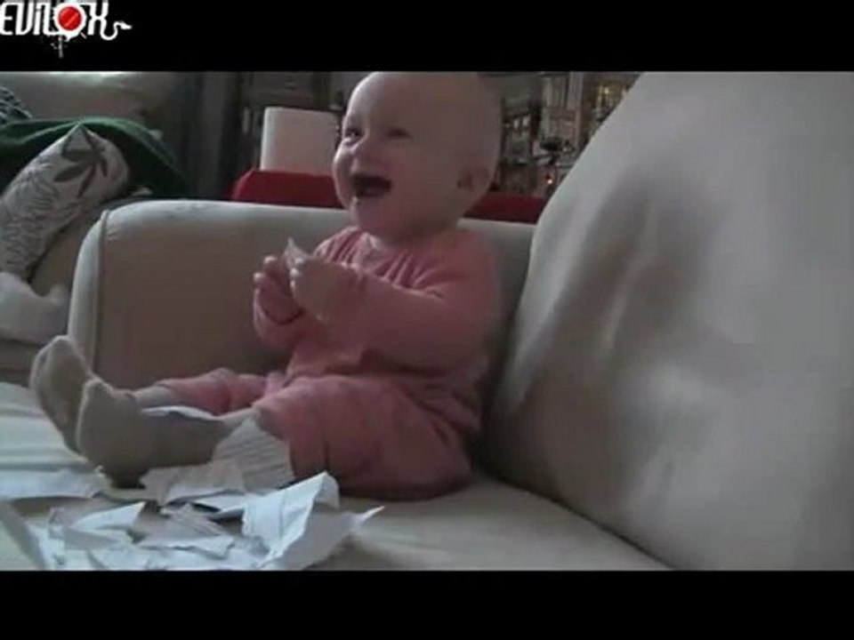 EVILOX_bebe-mort-de-rire-devant-feuille-de-papier