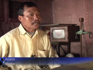 Le dur métier des mineurs du volcan Kawah Ijen en Indonésie