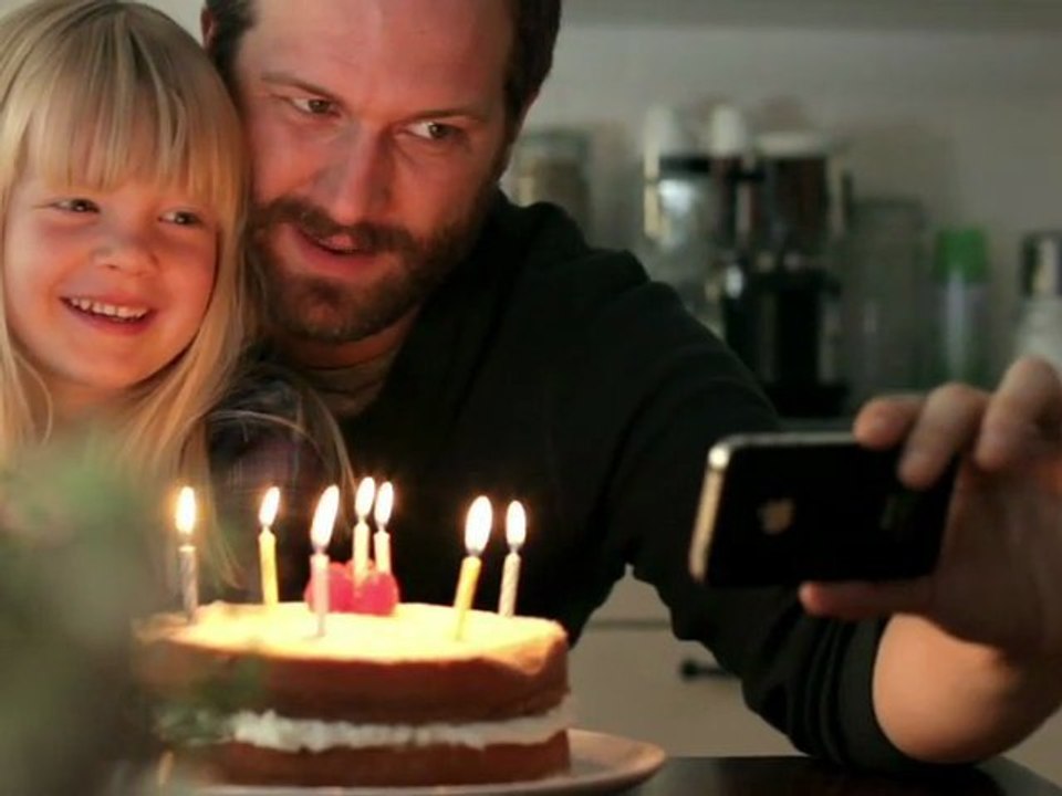 Publicité iPhone 4 FaceTime - L'anniversaire" (VF - 2010)