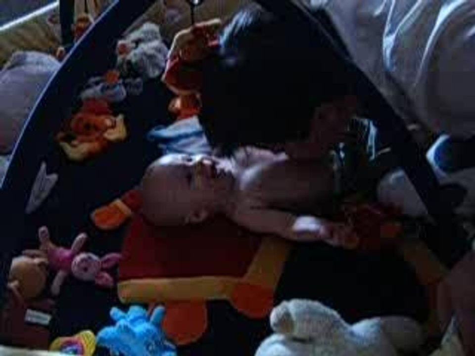 Lucas s'amuse avec papa