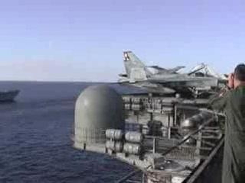 Passage F-14 entre 2 bateaux