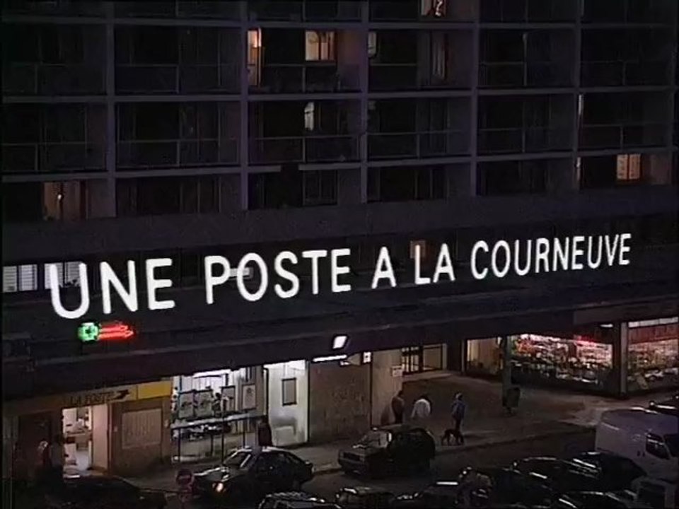 Une poste à la Courneuve, année : 1994, réalisation : Dominique Cabrera, habitants des 4000 HLM cités