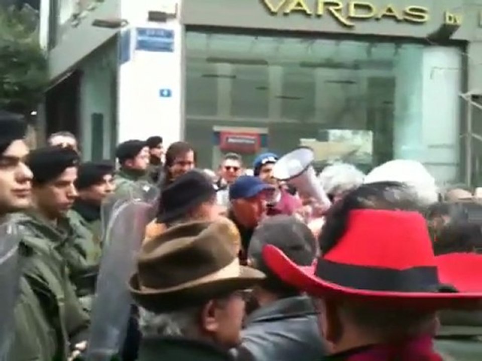 Διαμαρτυρία έξω από το σπίτι του Σημίτη