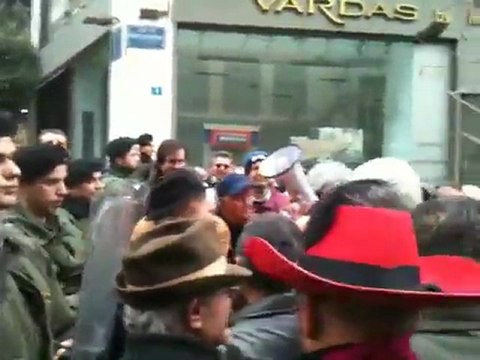 Διαμαρτυρία πολιτών στο σπίτι του Σημίτη