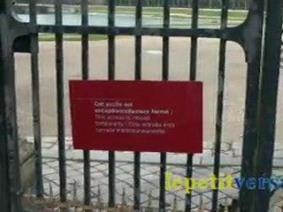 Des touristes bloqués à la grille du Bassin de Neptune