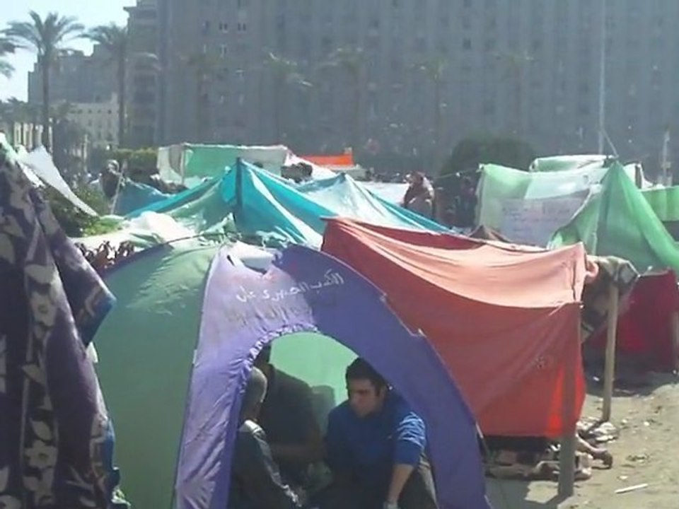 Sur la place Tahrir, après la démission du Premier ministre