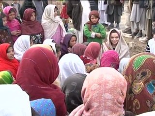 Angelina Jolie visita refugiados de guerra en Kabul