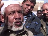 Des rebelles libyens enterrent leurs morts