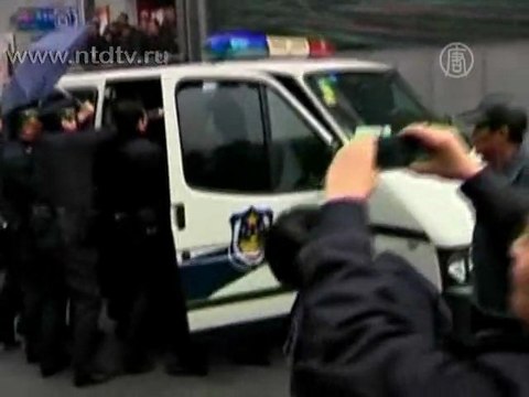 Иностранных журналистов избили полицейские КНР