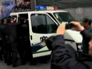 Иностранных журналистов избили полицейские КНР